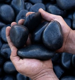 חלוקי נחל שחור מבריק אוניקס ONIX גודל 7-12 ס"מ (75 שקים כ 18 ק"ג לשק) דשנית Deshanit חלוקי נחל שחור מבריק אוניקס ONIX גודל 7-12 ס"מ (75 שקים כ 18 ק"ג לשק) דשנית Deshanit